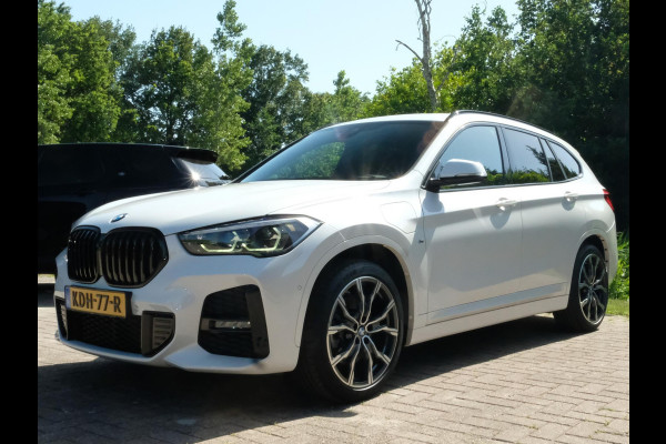 BMW X1 xDrive25e M Sport 220 PK | M-Sport | Trekhaak | 19 inch | Camera | Sportstoelen | Stoelverwarming | Adaptive Led | Elektrische achterklep