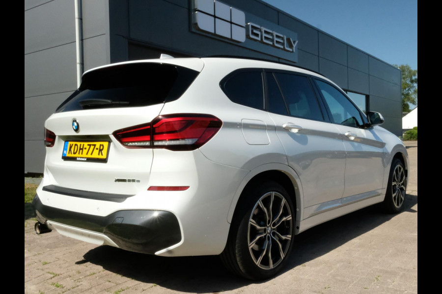 BMW X1 xDrive25e M Sport 220 PK | M-Sport | Trekhaak | 19 inch | Camera | Sportstoelen | Stoelverwarming | Adaptive Led | Elektrische achterklep
