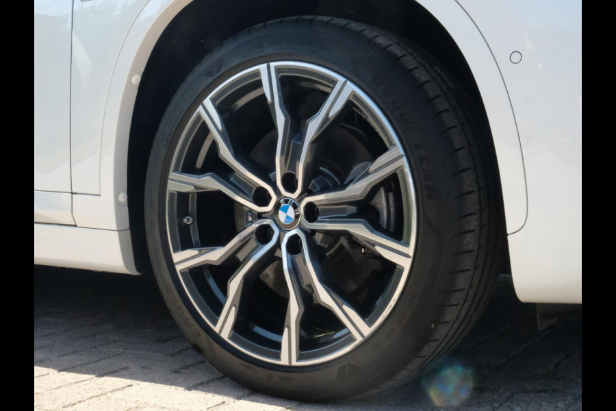 BMW X1 xDrive25e M Sport 220 PK | M-Sport | Trekhaak | 19 inch | Camera | Sportstoelen | Stoelverwarming | Adaptive Led | Elektrische achterklep