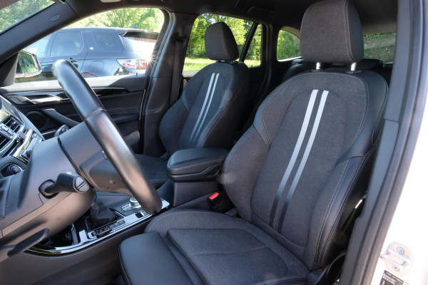 BMW X1 xDrive25e M Sport 220 PK | M-Sport | Trekhaak | 19 inch | Camera | Sportstoelen | Stoelverwarming | Adaptive Led | Elektrische achterklep