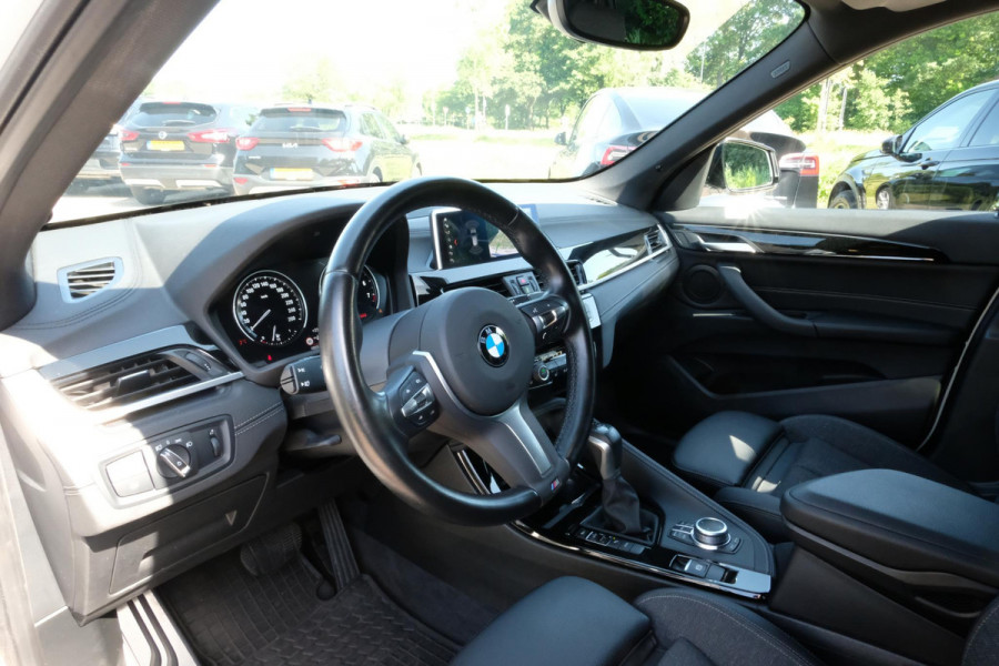 BMW X1 xDrive25e M Sport 220 PK | M-Sport | Trekhaak | 19 inch | Camera | Sportstoelen | Stoelverwarming | Adaptive Led | Elektrische achterklep