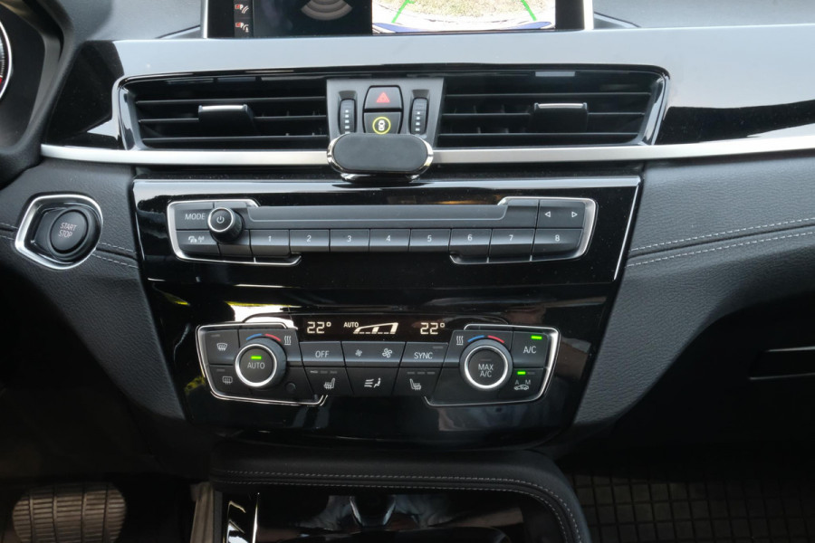 BMW X1 xDrive25e M Sport 220 PK | M-Sport | Trekhaak | 19 inch | Camera | Sportstoelen | Stoelverwarming | Adaptive Led | Elektrische achterklep