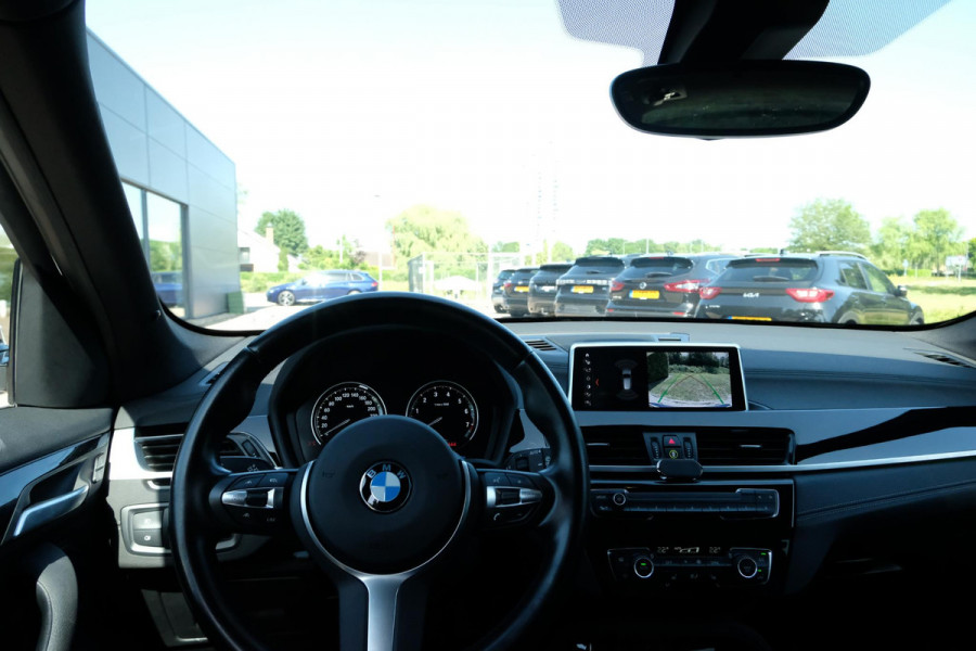 BMW X1 xDrive25e M Sport 220 PK | M-Sport | Trekhaak | 19 inch | Camera | Sportstoelen | Stoelverwarming | Adaptive Led | Elektrische achterklep