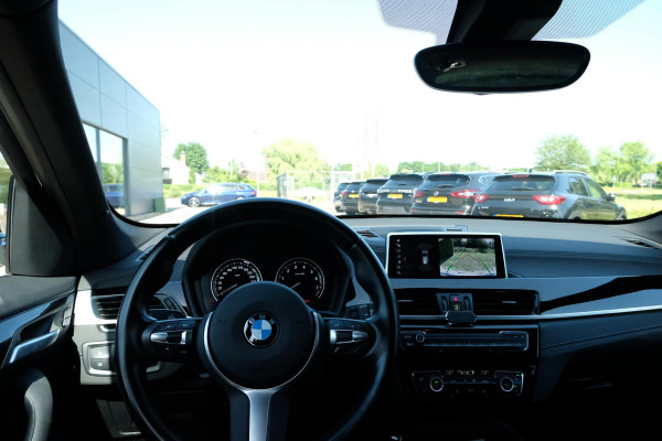 BMW X1 xDrive25e M Sport 220 PK | M-Sport | Trekhaak | 19 inch | Camera | Sportstoelen | Stoelverwarming | Adaptive Led | Elektrische achterklep