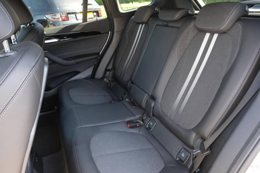 BMW X1 xDrive25e M Sport 220 PK | M-Sport | Trekhaak | 19 inch | Camera | Sportstoelen | Stoelverwarming | Adaptive Led | Elektrische achterklep