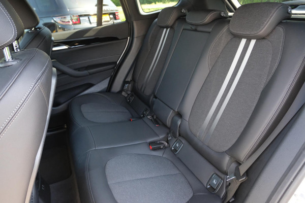 BMW X1 xDrive25e M Sport 220 PK | M-Sport | Trekhaak | 19 inch | Camera | Sportstoelen | Stoelverwarming | Adaptive Led | Elektrische achterklep