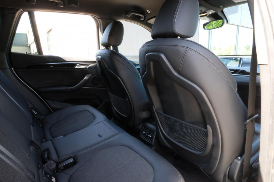 BMW X1 xDrive25e M Sport 220 PK | M-Sport | Trekhaak | 19 inch | Camera | Sportstoelen | Stoelverwarming | Adaptive Led | Elektrische achterklep