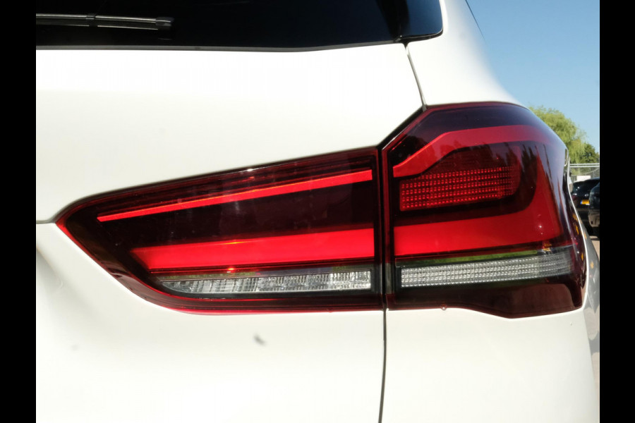 BMW X1 xDrive25e M Sport 220 PK | M-Sport | Trekhaak | 19 inch | Camera | Sportstoelen | Stoelverwarming | Adaptive Led | Elektrische achterklep
