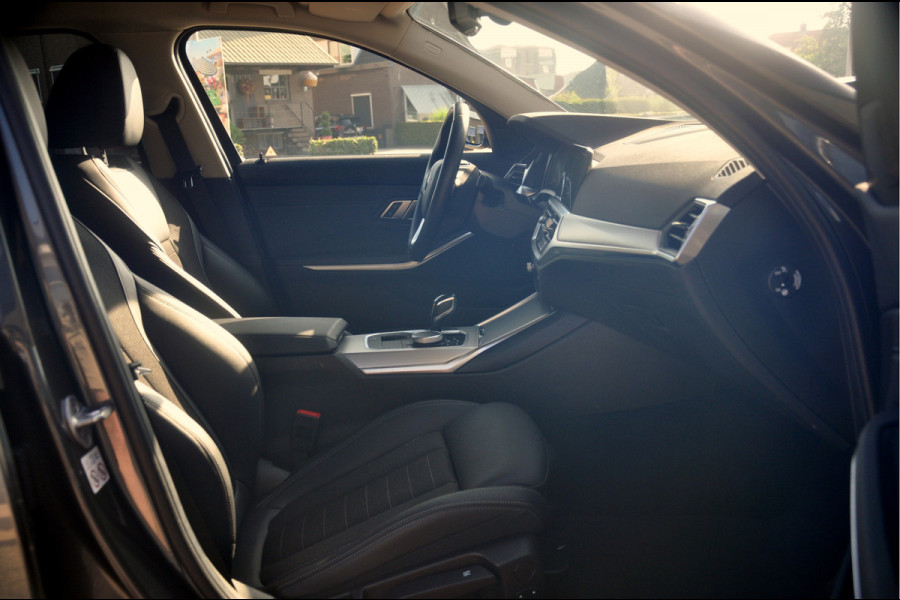 BMW 3-serie 320i Business Edition Plus | Adaptive Cruise | 44.000 km!