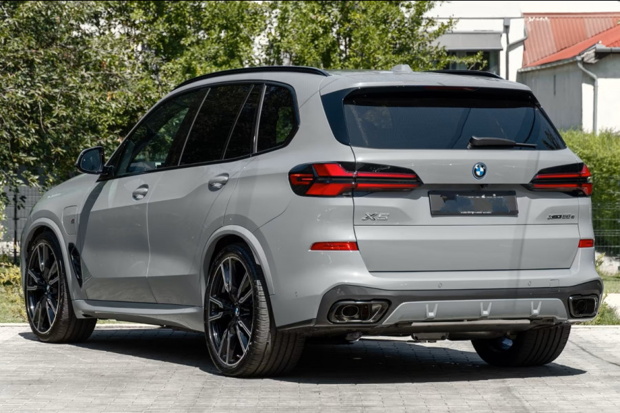 BMW X5 xDrive50e M-SPORT Pro ** LED, GRAU LEDER, NAVI+, PANORAMA, TREKH, 22-invh LMV, LUCHT ** Ex BMW - UNFALLFREI ** ** INFORMEER OOK NAAR ONZE AANTREKKELIJKE FINANCIAL-LEASE TARIEVEN **