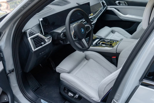 BMW X5 xDrive50e M-SPORT Pro ** LED, GRAU LEDER, NAVI+, PANORAMA, TREKH, 22-invh LMV, LUCHT ** Ex BMW - UNFALLFREI ** ** INFORMEER OOK NAAR ONZE AANTREKKELIJKE FINANCIAL-LEASE TARIEVEN **