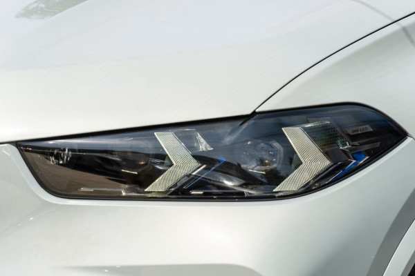 BMW X5 xDrive50e M-SPORT Pro ** LED, GRAU LEDER, NAVI+, PANORAMA, TREKH, 22-invh LMV, LUCHT ** Ex BMW - UNFALLFREI ** ** INFORMEER OOK NAAR ONZE AANTREKKELIJKE FINANCIAL-LEASE TARIEVEN **