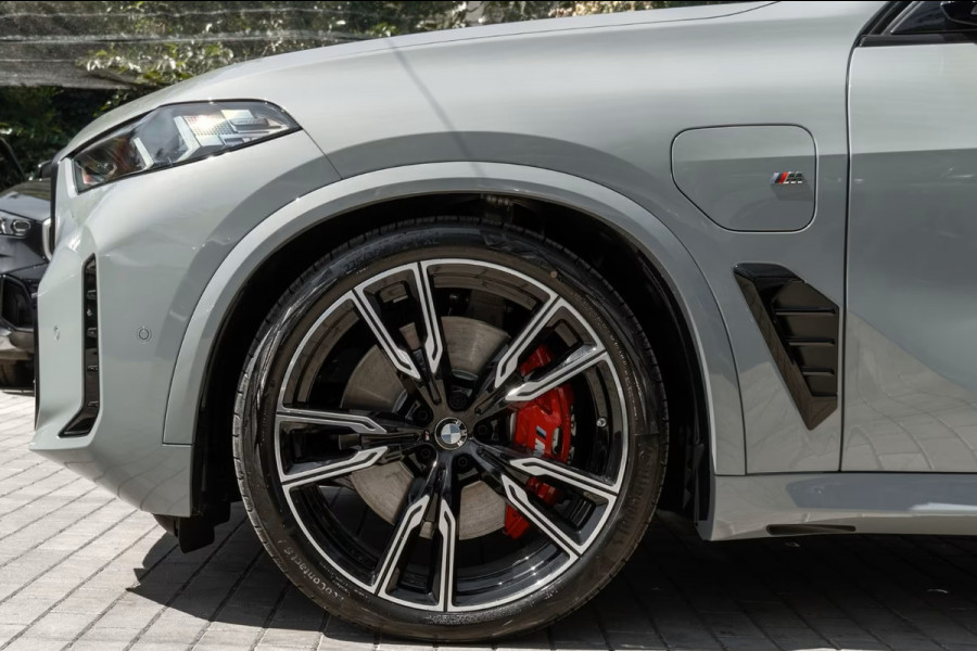 BMW X5 xDrive50e M-SPORT Pro ** LED, GRAU LEDER, NAVI+, PANORAMA, TREKH, 22-invh LMV, LUCHT ** Ex BMW - UNFALLFREI ** ** INFORMEER OOK NAAR ONZE AANTREKKELIJKE FINANCIAL-LEASE TARIEVEN **