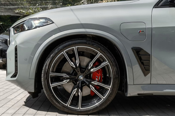 BMW X5 xDrive50e M-SPORT Pro ** LED, GRAU LEDER, NAVI+, PANORAMA, TREKH, 22-invh LMV, LUCHT ** Ex BMW - UNFALLFREI ** ** INFORMEER OOK NAAR ONZE AANTREKKELIJKE FINANCIAL-LEASE TARIEVEN **