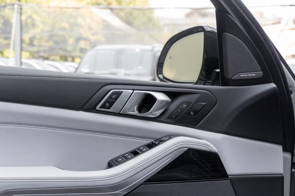 BMW X5 xDrive50e M-SPORT Pro ** LED, GRAU LEDER, NAVI+, PANORAMA, TREKH, 22-invh LMV, LUCHT ** Ex BMW - UNFALLFREI ** ** INFORMEER OOK NAAR ONZE AANTREKKELIJKE FINANCIAL-LEASE TARIEVEN **