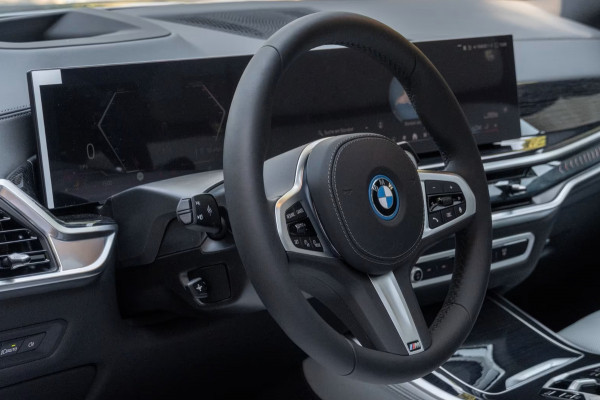BMW X5 xDrive50e M-SPORT Pro ** LED, GRAU LEDER, NAVI+, PANORAMA, TREKH, 22-invh LMV, LUCHT ** Ex BMW - UNFALLFREI ** ** INFORMEER OOK NAAR ONZE AANTREKKELIJKE FINANCIAL-LEASE TARIEVEN **