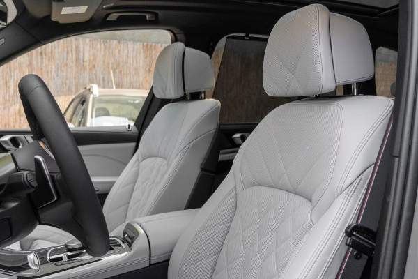 BMW X5 xDrive50e M-SPORT Pro ** LED, GRAU LEDER, NAVI+, PANORAMA, TREKH, 22-invh LMV, LUCHT ** Ex BMW - UNFALLFREI ** ** INFORMEER OOK NAAR ONZE AANTREKKELIJKE FINANCIAL-LEASE TARIEVEN **