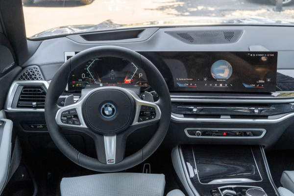 BMW X5 xDrive50e M-SPORT Pro ** LED, GRAU LEDER, NAVI+, PANORAMA, TREKH, 22-invh LMV, LUCHT ** Ex BMW - UNFALLFREI ** ** INFORMEER OOK NAAR ONZE AANTREKKELIJKE FINANCIAL-LEASE TARIEVEN **