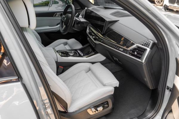 BMW X5 xDrive50e M-SPORT Pro ** LED, GRAU LEDER, NAVI+, PANORAMA, TREKH, 22-invh LMV, LUCHT ** Ex BMW - UNFALLFREI ** ** INFORMEER OOK NAAR ONZE AANTREKKELIJKE FINANCIAL-LEASE TARIEVEN **