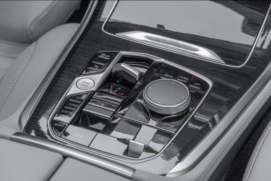 BMW X5 xDrive50e M-SPORT Pro ** LED, GRAU LEDER, NAVI+, PANORAMA, TREKH, 22-invh LMV, LUCHT ** Ex BMW - UNFALLFREI ** ** INFORMEER OOK NAAR ONZE AANTREKKELIJKE FINANCIAL-LEASE TARIEVEN **