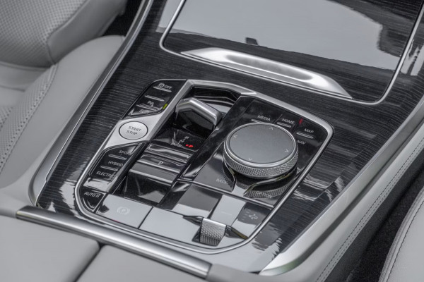 BMW X5 xDrive50e M-SPORT Pro ** LED, GRAU LEDER, NAVI+, PANORAMA, TREKH, 22-invh LMV, LUCHT ** Ex BMW - UNFALLFREI ** ** INFORMEER OOK NAAR ONZE AANTREKKELIJKE FINANCIAL-LEASE TARIEVEN **