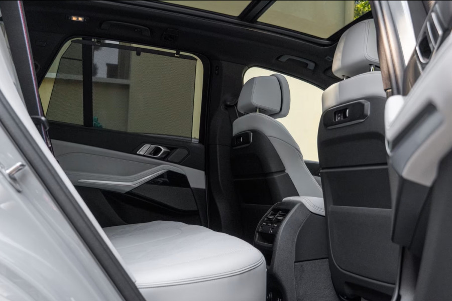 BMW X5 xDrive50e M-SPORT Pro ** LED, GRAU LEDER, NAVI+, PANORAMA, TREKH, 22-invh LMV, LUCHT ** Ex BMW - UNFALLFREI ** ** INFORMEER OOK NAAR ONZE AANTREKKELIJKE FINANCIAL-LEASE TARIEVEN **