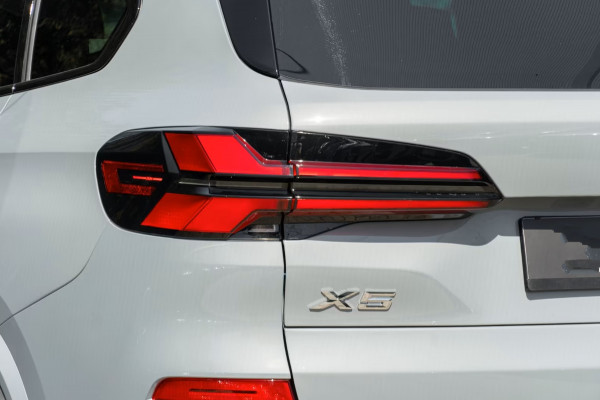 BMW X5 xDrive50e M-SPORT Pro ** LED, GRAU LEDER, NAVI+, PANORAMA, TREKH, 22-invh LMV, LUCHT ** Ex BMW - UNFALLFREI ** ** INFORMEER OOK NAAR ONZE AANTREKKELIJKE FINANCIAL-LEASE TARIEVEN **