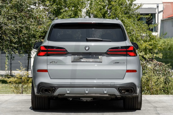 BMW X5 xDrive50e M-SPORT Pro ** LED, GRAU LEDER, NAVI+, PANORAMA, TREKH, 22-invh LMV, LUCHT ** Ex BMW - UNFALLFREI ** ** INFORMEER OOK NAAR ONZE AANTREKKELIJKE FINANCIAL-LEASE TARIEVEN **