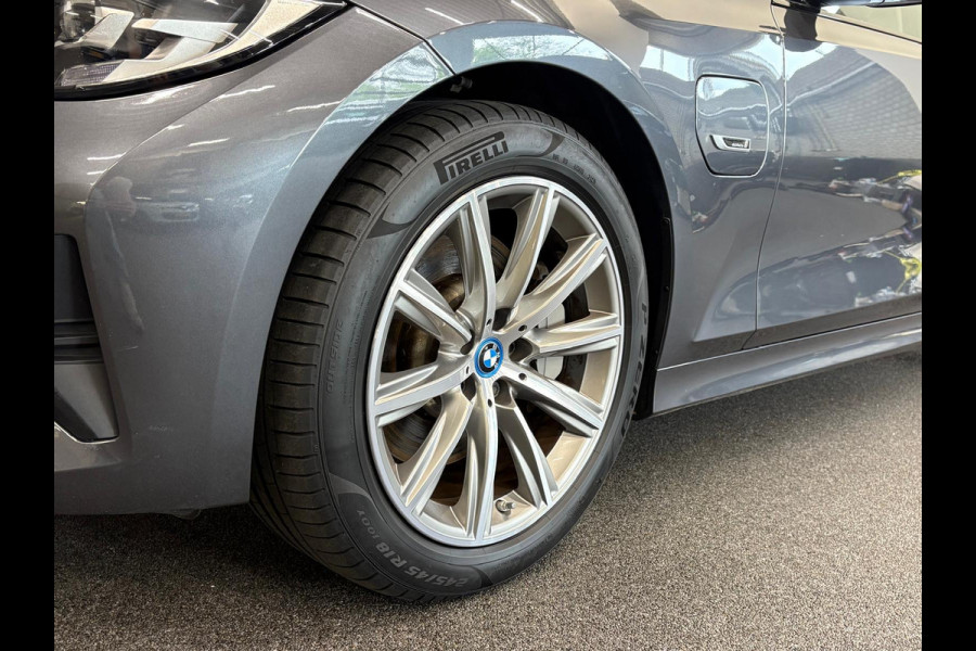 BMW 3 Serie Touring 330e Sportline Automaat 292pk Airco Navi Carplay PDC VA Adaptive Cruise Control Stoel/Stuurwielverwarming Full LED BMW HiFi