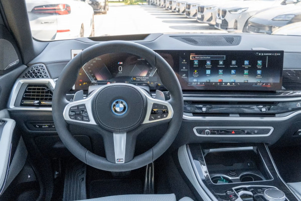 BMW X5 xDrive50e M-SPORT Pro ** LED, GRAU LEDER, NAVI+, PANORAMA, TREKH, 22-invh LMV, LUCHT ** Ex BMW - UNFALLFREI ** ** INFORMEER OOK NAAR ONZE AANTREKKELIJKE FINANCIAL-LEASE TARIEVEN **