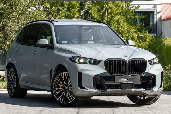 BMW X5 xDrive50e M-SPORT Pro ** LED, GRAU LEDER, NAVI+, PANORAMA, TREKH, 22-invh LMV, LUCHT ** Ex BMW - UNFALLFREI ** ** INFORMEER OOK NAAR ONZE AANTREKKELIJKE FINANCIAL-LEASE TARIEVEN **