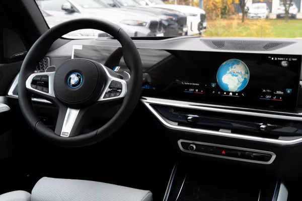 BMW X5 xDrive50e M-SPORT Pro ** LED, GRAU LEDER, NAVI+, PANO, DR.ASS+, TREKH, 22-invh LMV, LUCHT ** Ex BMW - UNFALLFREI ** ** INFORMEER OOK NAAR ONZE AANTREKKELIJKE FINANCIAL-LEASE TARIEVEN **