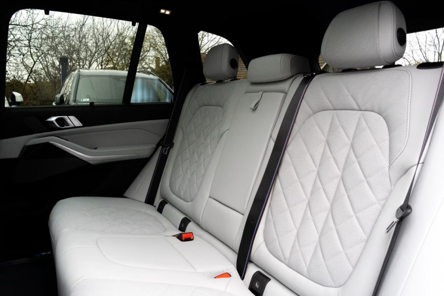 BMW X5 xDrive50e M-SPORT Pro ** LED, GRAU LEDER, NAVI+, PANO, DR.ASS+, TREKH, 22-invh LMV, LUCHT ** Ex BMW - UNFALLFREI ** ** INFORMEER OOK NAAR ONZE AANTREKKELIJKE FINANCIAL-LEASE TARIEVEN **