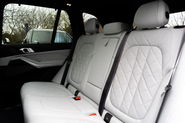 BMW X5 xDrive50e M-SPORT Pro ** LED, GRAU LEDER, NAVI+, PANO, DR.ASS+, TREKH, 22-invh LMV, LUCHT ** Ex BMW - UNFALLFREI ** ** INFORMEER OOK NAAR ONZE AANTREKKELIJKE FINANCIAL-LEASE TARIEVEN **
