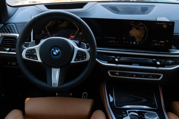 BMW X5 xDrive50e M-SPORT Pro ** LED, COGNAC LEDER, NAVI+, PANO, DR.ASS+, TREKH, 22-invh LMV, LUCHT ** Ex BMW - UNFALLFREI ** ** INFORMEER OOK NAAR ONZE AANTREKKELIJKE FINANCIAL-LEASE TARIEVEN **