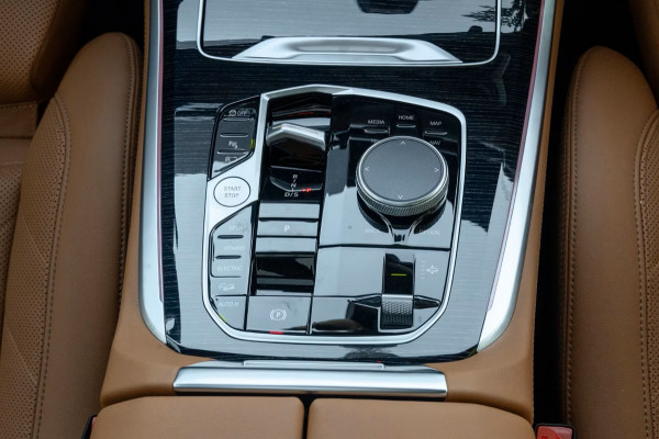 BMW X5 xDrive50e M-SPORT Pro ** LED, COGNAC LEDER, NAVI+, PANO, DR.ASS+, TREKH, 22-invh LMV, LUCHT ** Ex BMW - UNFALLFREI ** ** INFORMEER OOK NAAR ONZE AANTREKKELIJKE FINANCIAL-LEASE TARIEVEN **