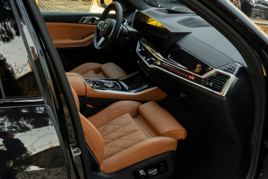 BMW X5 xDrive50e M-SPORT Pro ** LED, COGNAC LEDER, NAVI+, PANO, DR.ASS+, TREKH, 22-invh LMV, LUCHT ** Ex BMW - UNFALLFREI ** ** INFORMEER OOK NAAR ONZE AANTREKKELIJKE FINANCIAL-LEASE TARIEVEN **