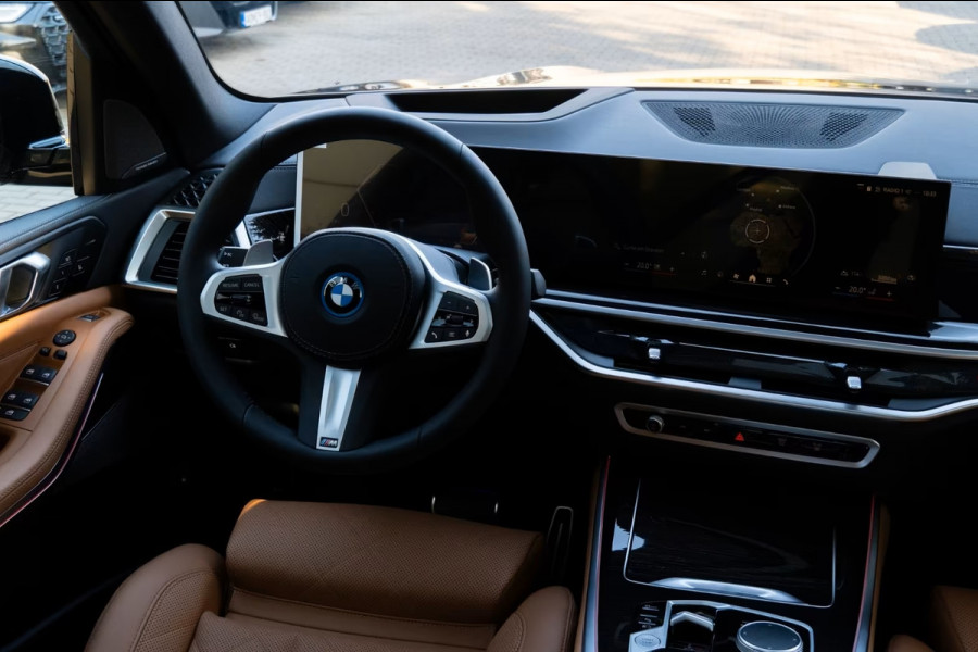 BMW X5 xDrive50e M-SPORT Pro ** LED, COGNAC LEDER, NAVI+, PANO, DR.ASS+, TREKH, 22-invh LMV, LUCHT ** Ex BMW - UNFALLFREI ** ** INFORMEER OOK NAAR ONZE AANTREKKELIJKE FINANCIAL-LEASE TARIEVEN **