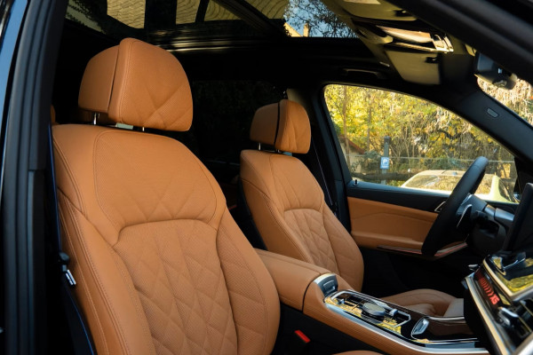 BMW X5 xDrive50e M-SPORT Pro ** LED, COGNAC LEDER, NAVI+, PANO, DR.ASS+, TREKH, 22-invh LMV, LUCHT ** Ex BMW - UNFALLFREI ** ** INFORMEER OOK NAAR ONZE AANTREKKELIJKE FINANCIAL-LEASE TARIEVEN **