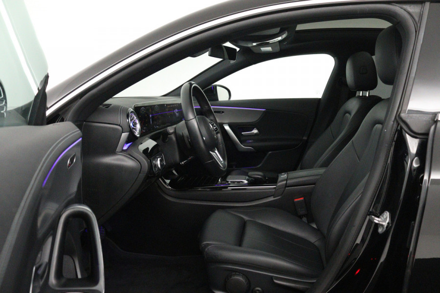 Mercedes-Benz CLA-Klasse Shooting Brake 180 Solution Luxury (PANORAMADAK, SFEERVERLICHTING, CAMERA, TREKHAAK WEGKLAPBAAR)