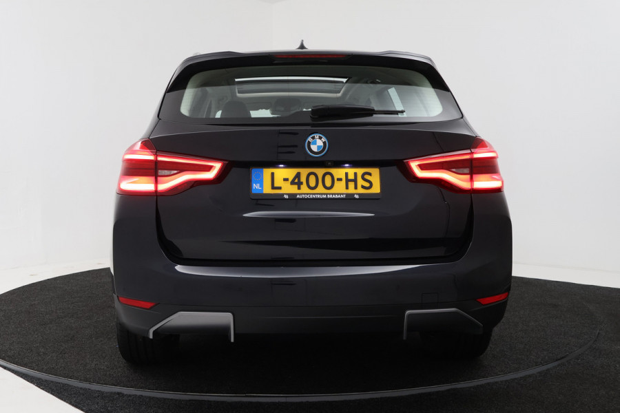 BMW iX3 Executive 80 kWh (PANORAMADAK, SFEERVERLICHTING, ADAPTIVE CRUISE, AUTOPILOT, STOELVERWARMING, 1e EIGENAAR)