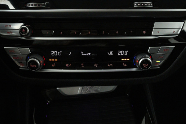 BMW iX3 Executive 80 kWh (PANORAMADAK, SFEERVERLICHTING, ADAPTIVE CRUISE, AUTOPILOT, STOELVERWARMING, 1e EIGENAAR)
