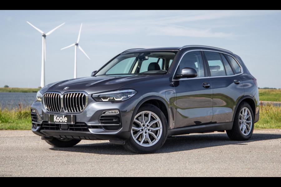 BMW X5 xDrive45e High Executive CARPLAY / CAMERA / DEALER ONDERHOUDEN / ZWART LEER / STOELVERWARMING / TREKHAAK
