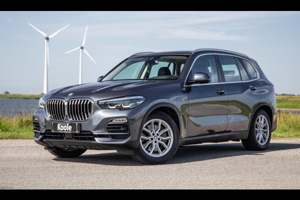 BMW X5 xDrive45e High Executive CARPLAY / CAMERA / DEALER ONDERHOUDEN / ZWART LEER / STOELVERWARMING / TREKHAAK