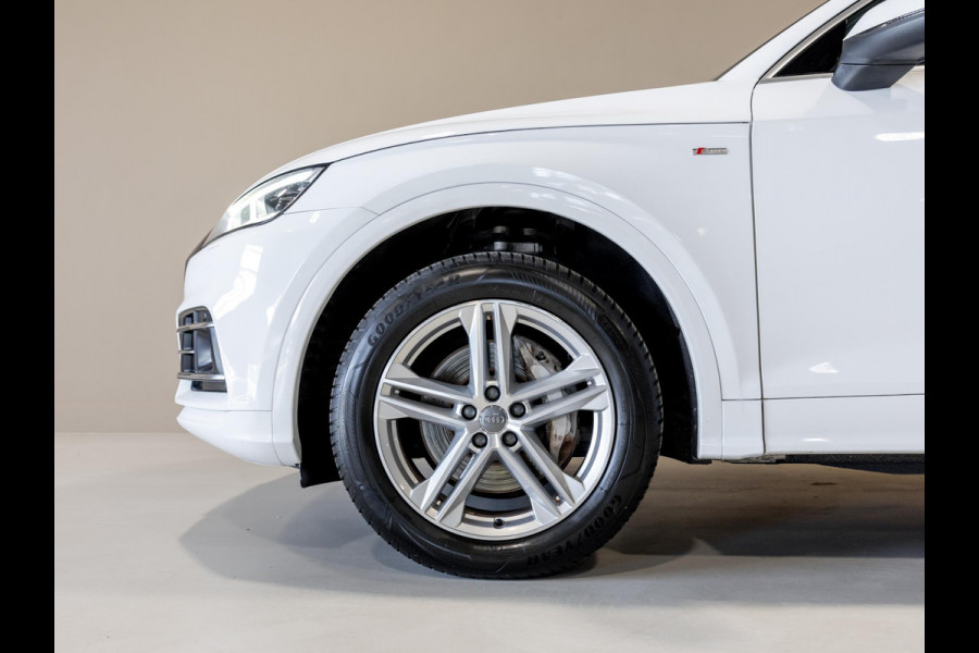 Audi Q5 55 TFSI e quattro Competition 367pk / Panorama dak / Adaptieve cruise control / Navigatie / Achteruitrijcamera / Apple carplay /