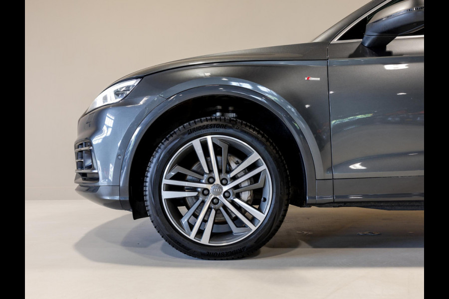 Audi Q5 55 TFSI e quattro Competition 367pk / Panorama dak / Adaptieve cruise control / Stoelverwarming / Dodehoekdetectie / Achtertuitrijcamera / Apple carplay /