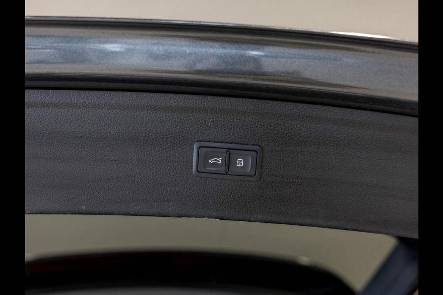 Audi Q5 55 TFSI e quattro Competition 367pk / Panorama dak / Adaptieve cruise control / Stoelverwarming / Dodehoekdetectie / Achtertuitrijcamera / Apple carplay /