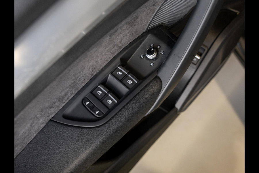 Audi Q5 55 TFSI e quattro Competition 367pk / Panorama dak / Adaptieve cruise control / Stoelverwarming / Dodehoekdetectie / Achtertuitrijcamera / Apple carplay /