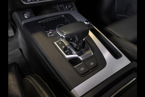Audi Q5 55 TFSI e quattro Competition 367pk / Panorama dak / Adaptieve cruise control / Stoelverwarming / Dodehoekdetectie / Achtertuitrijcamera / Apple carplay /