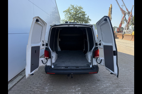 Volkswagen E-Transporter 113PK 37,3kWh L2H1 Elektrisch! 138KM WLTP Trekhaak Carplay Airco Stoelverwarming Parkeersensoren Transporter